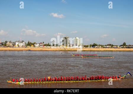 Phnom Penh wasser Festival an Tonie Sap Fluss geht für 3 Tage. populär bei Einheimischen und Touristen jeden Abend endet mit einem Feuerwerk Stockfoto