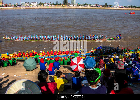 Phnom Penh wasser Festival an Tonie Sap Fluss geht für 3 Tage. populär bei Einheimischen und Touristen jeden Abend endet mit einem Feuerwerk Stockfoto