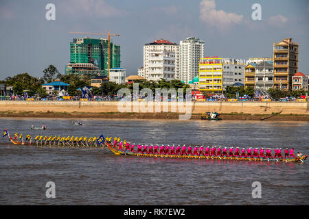 Phnom Penh wasser Festival an Tonie Sap Fluss geht für 3 Tage. populär bei Einheimischen und Touristen jeden Abend endet mit einem Feuerwerk Stockfoto