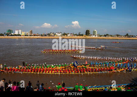 Phnom Penh wasser Festival an Tonie Sap Fluss geht für 3 Tage. populär bei Einheimischen und Touristen jeden Abend endet mit einem Feuerwerk Stockfoto