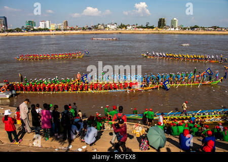 Phnom Penh wasser Festival an Tonie Sap Fluss geht für 3 Tage. populär bei Einheimischen und Touristen jeden Abend endet mit einem Feuerwerk Stockfoto