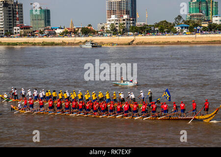 Phnom Penh wasser Festival an Tonie Sap Fluss geht für 3 Tage. populär bei Einheimischen und Touristen jeden Abend endet mit einem Feuerwerk Stockfoto
