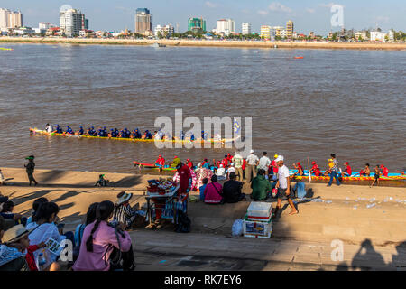 Phnom Penh wasser Festival an Tonie Sap Fluss geht für 3 Tage. populär bei Einheimischen und Touristen jeden Abend endet mit einem Feuerwerk Stockfoto