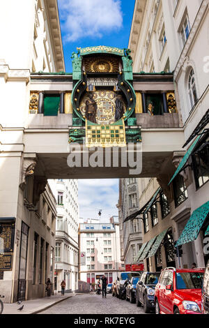 Wien, ÖSTERREICH - April 2018: Die Wiener einen schönen Uhr Ankeruhr am Hohen Markt auf der norther Teil der Innenstadt auf 1914 entfernt Stockfoto