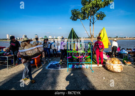 Phnom Penh wasser Festival an Tonie Sap Fluss geht für 3 Tage. populär bei Einheimischen und Touristen jeden Abend endet mit einem Feuerwerk Stockfoto