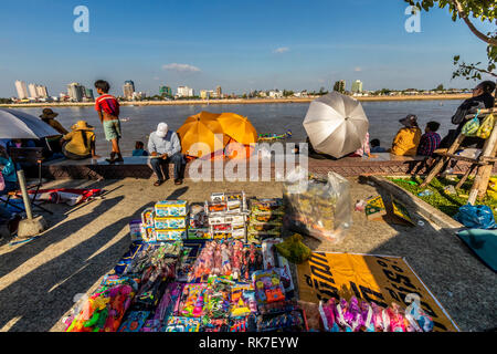 Phnom Penh wasser Festival an Tonie Sap Fluss geht für 3 Tage. populär bei Einheimischen und Touristen jeden Abend endet mit einem Feuerwerk Stockfoto