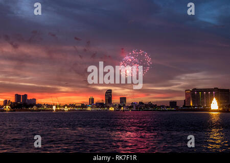 Phnom Penh wasser Festival an Tonie Sap Fluss geht für 3 Tage. populär bei Einheimischen und Touristen jeden Abend endet mit einem Feuerwerk Stockfoto