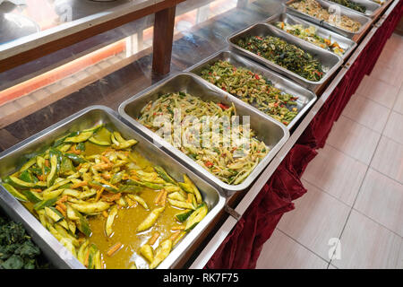 Portrait viele Art von indonesischen Essen auf serviertablett im Restaurant Stockfoto