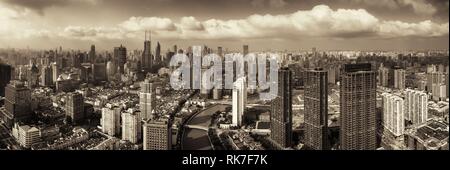 Shanghai Antenne panorama Ansicht von oben mit Suzhou Creek Skyline der Stadt und den Wolkenkratzer in China. Stockfoto