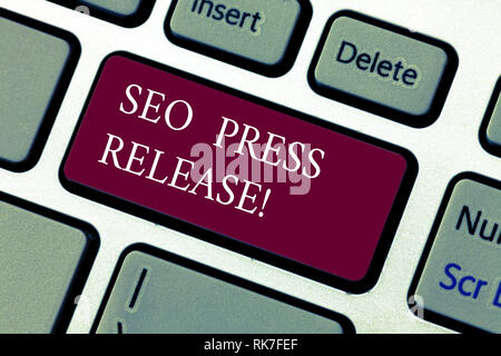 Text Zeichen anzeigen Seo-Pressemitteilung. Konzeptionelle Foto stellen Sie sicher, dass Links zurück Websites in Ihrem drücken Sie die Taste auf der Tastatur Absicht Computer zu erstellen. Stockfoto