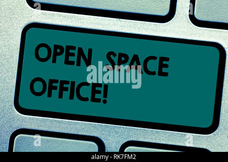 Konzeptionelle Handschrift zeigt Open Space Office. Business foto Präsentation minimiert die Verwendung von kleinen geschlossenen Räumen als private Büros Tastatur Taste Int Stockfoto