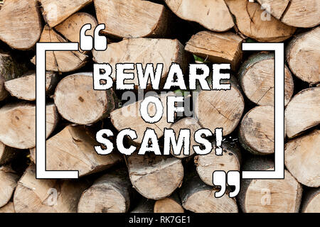 Handschrift Text schreiben von Scams aufpassen. Konzept, d. h. Bleiben Sie aufmerksam zu vermeiden Betrug Vorsicht immer sicher Sicherheit Holz- Hintergrund vintage Holz wil. Stockfoto