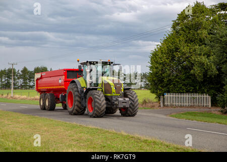 Ein Abschleppen des Traktors ein Samen bin Anhänger entlädt Samen aus dem Feldhäcksler in Canterbury, Neuseeland Stockfoto