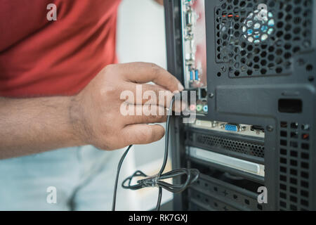 Nahaufnahme der Hand Kabel in der Buchse in einem Computer Server Stockfoto