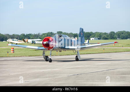 Greenfield, Indiana USA - Juni 18, 2016: Das CAF Warbird Expo, Nanchang CJ-6 Besteuerung für während der Airshow nehmen Stockfoto