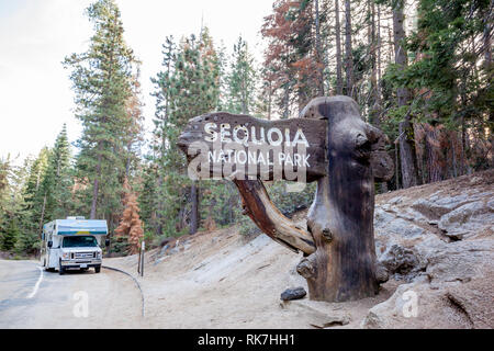 Zeichen der Sequoia National Park am Eingang mit einem RV im Hintergrund, Kalifornien, USA Stockfoto