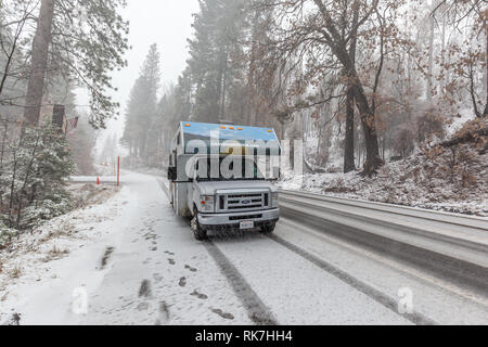 Ein RV fahren auf der Straße im Yosemite National Park bei Schneefall Stockfoto