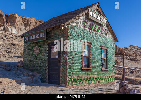 Eine Flasche Haus in der Calico Ghost Town in Kalifornien, USA. Der Kaliko Flasche Haus wurde nach 1951 erbaut und errichtet mit mehr als 5.000 Flaschen. Stockfoto