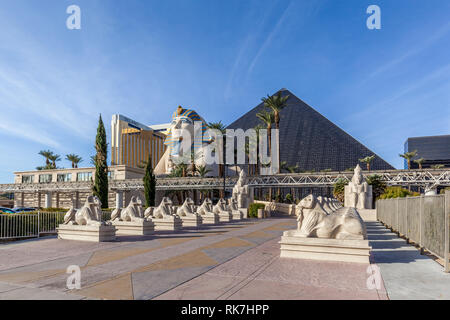 LAS VEGAS, Nevada, USA Januar 1st, 2018: Zeichen von Luxor im Jahr 2018. Luxor ist ein Hotel und Casino am südlichen Ende des Las Vegas Strip. Stockfoto