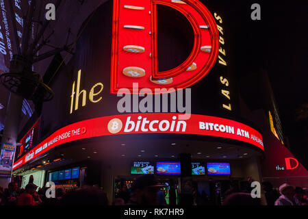 LAS VEGAS, Nevada, USA Januar 1st, 2018: Die neon Schild am Eingang des D. Die Zeichen zeigen Bitcoin Geldautomaten innerhalb des D verfügbar. Stockfoto