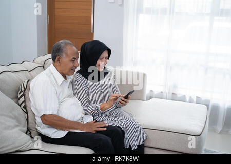 Senior Paar mit Handy Stockfoto