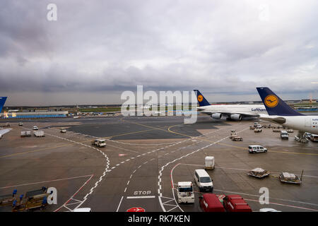 FRANKFURT, Deutschland - 07 April 2016: Blick vom Frankfurter Flughafen Terminal. Frankfurt Airport ist ein internationaler Flughafen in Frankfurt am Main und Stockfoto