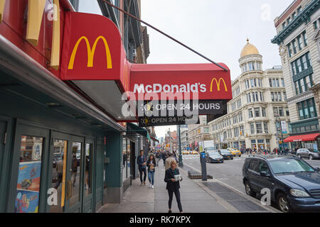 NEW YORK - ca. März 2016: McDonald's Restaurant in New York. McDonald's ist die größte Hotelkette der Welt der Hamburger Fast-Food-Restaurants, gründete ich Stockfoto