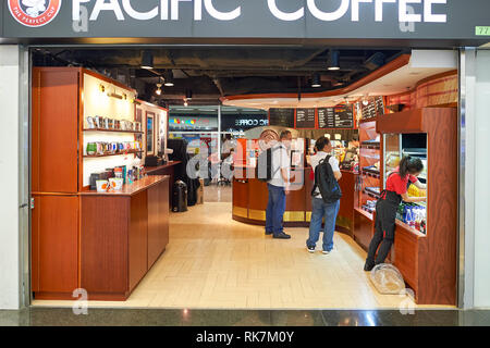 Hongkong - ca. Juni 2015: Pacific Kaffee Cafe in Hong Kong International Airport. Pacific Coffee Company ist ein Pacific Northwest US-Stil Kaffee Stockfoto