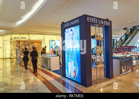 KUALA LUMPUR, Malaysia - 09. MAI 2016: Innerhalb des Suria KLCC Shopping Mall in der Petronas Twin Towers. Suria KLCC ist eines der größten Einkaufszentren in Stockfoto