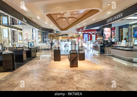 KUALA LUMPUR, Malaysia - 09. MAI 2016: Innerhalb des Suria KLCC Shopping Mall in der Petronas Twin Towers. Suria KLCC ist eines der größten Einkaufszentren in Stockfoto