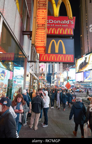 NEW YORK - ca. März 2016: McDonald's Restaurant in New York. McDonald's ist die größte Hotelkette der Welt der Hamburger Fast-Food-Restaurants, gründete ich Stockfoto