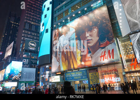 NEW YORK - ca. März 2016: Times Square H&M Store in der Nacht. H&M Hennes & Mauritz AB ist eine schwedische multinationale Retail - Kleidung Firma, für bekannte Stockfoto