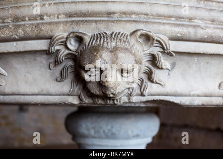 Mittelalterliche lions head geschnitzt aus Stein an der Basis der große Stein Schüssel in Schloss in Carcassonne, Frankreich Am 11. Juni 2015 Stockfoto