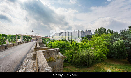 Blick auf die Burg von Carcassonne von der Brücke in Carcassonne, Aude, Frankreich Am 11. Juni 2015 getroffen Stockfoto