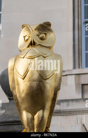 An der Fassade der Stadthalle, Millennium Square, Leeds, West Yorkshire, England, befindet sich eine goldene Eulenstatue, die in glühendem Gold leuchtet. VEREINIGTES KÖNIGREICH. Stockfoto
