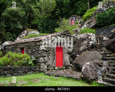 Bild von alten Häusern aus Stein auf einem Hügel Landschaft auf den Azoren auf der Grundlage Stockfoto