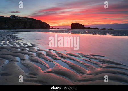 Kapelle Felsen am Strand in Perranporth Cornwall bei Sonnenuntergang eingefangen. Stockfoto