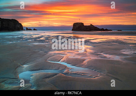 Kapelle Felsen am Strand in Perranporth Cornwall bei Sonnenuntergang eingefangen. Stockfoto