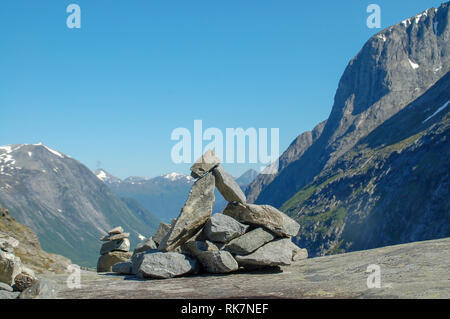 Stapel von Felsen auf dem Gipfel eines Berges in Norwegen in der Nähe der Geiranger Fjord Stockfoto