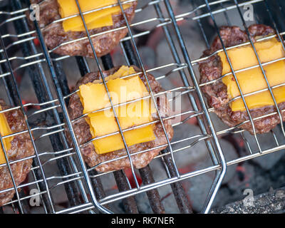 Bild von bbq burger Pastetchen mit Käse auf dem Grill Stockfoto