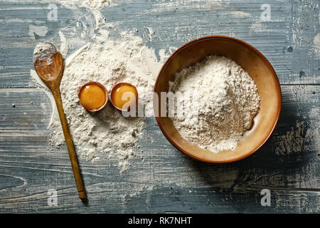 Weizen Mehl und Eier auf Holztisch - horizontal - Nahaufnahme Stockfoto