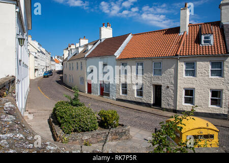 Die High Street Alderney, in der Nähe des Museum Eingang getroffen, die klarer, heller Wohnraum und fehlende Verkehr. Stockfoto