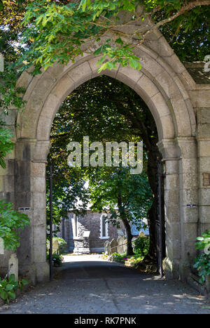 Der Eingang der Pfarrkirche von St. Anne in der Victoria Street Alderney, Channel Islands. Stockfoto