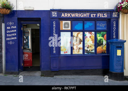 Shop in der Victoria Street, St Anne's, Alderney mit benachbarten blauen pillarbox. Stockfoto