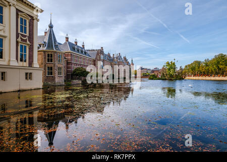 Die hofvijver (Teich) vor den Gebäuden des niederländischen Parlaments, Den Haag, Niederlande Stockfoto