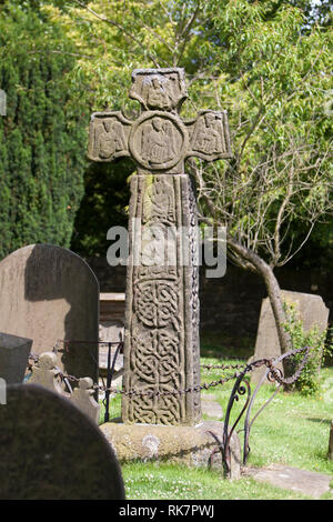 Norman Kreuz im Eyam Cheshire Kirche Stockfoto