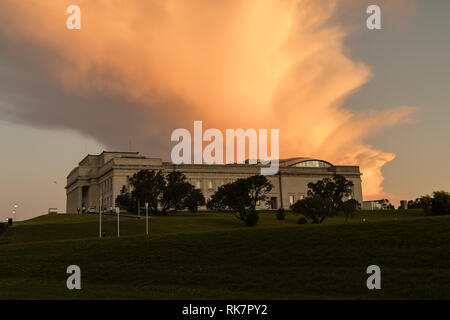 Auckland/Neuseeland - Dezember 15, 2018: Blick auf Auckland War Memorial Museum bei Sonnenuntergang mit Orange Sky in Auckland. Stockfoto