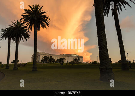 Auckland/Neuseeland - Dezember 15, 2018: Blick auf Auckland War Memorial Museum bei Sonnenuntergang mit Orange Sky in Auckland. Stockfoto