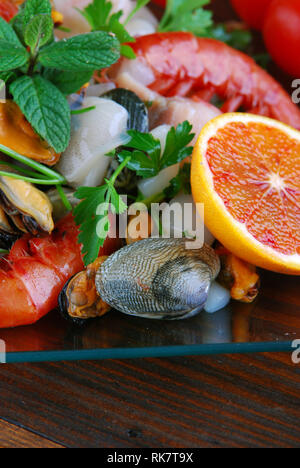 Glas Gerichte mit Fisch bonito Muscheln und Schalentieren raw auf der Holzplatte