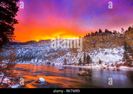 Sonnenuntergang über den Missouri River in einem Canyon unterhalb Hauser Dam in der Nähe von Helena, Montana Stockfoto